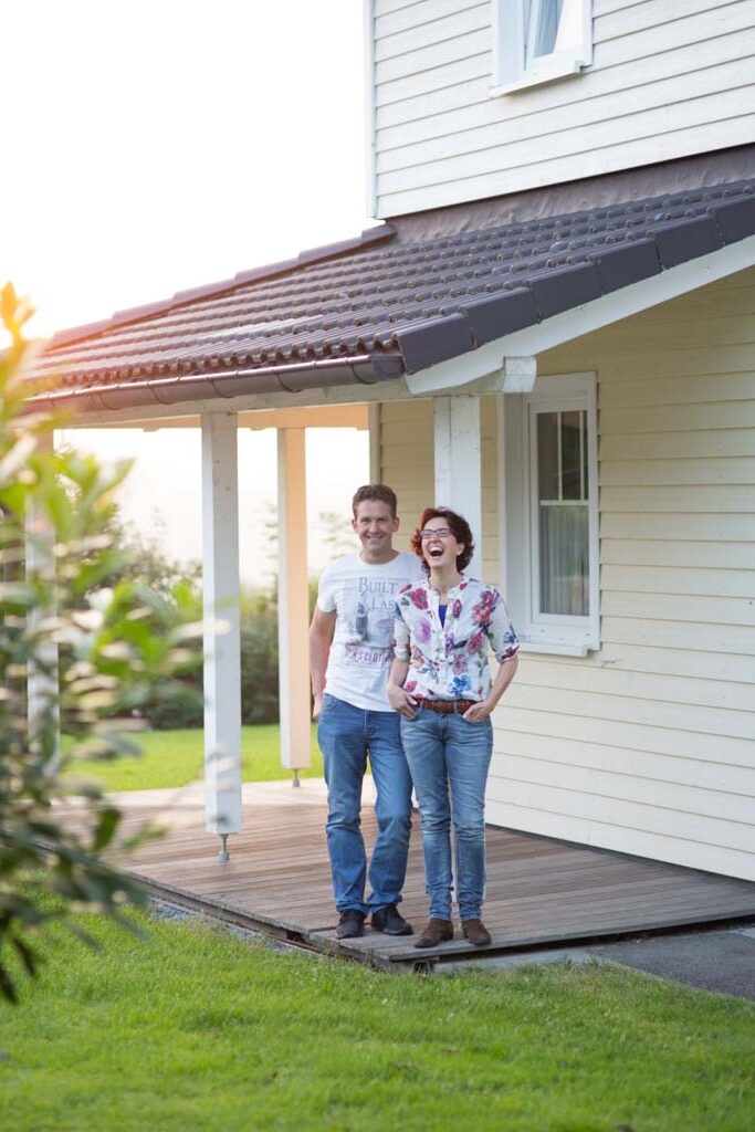 Das Paar Sabine und Tobias vor einer ihrer Ferienwohnungen